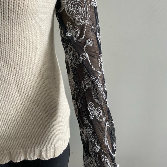 Beautiful sweater size junior Large - Picture 4 of 5